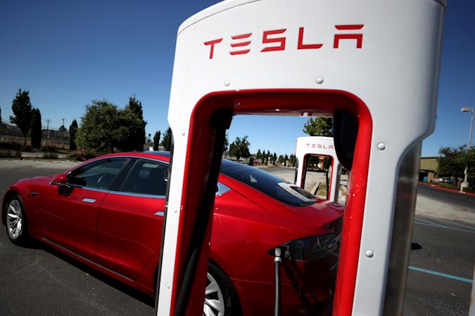 Tesla сделает зарядку электрокаров на Supercharger бесплатной