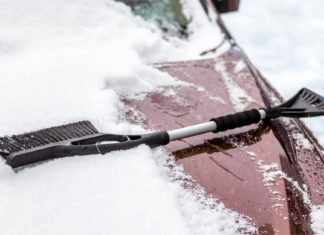 Як правильно і швидко очистити автомобіль від льоду і снігу
